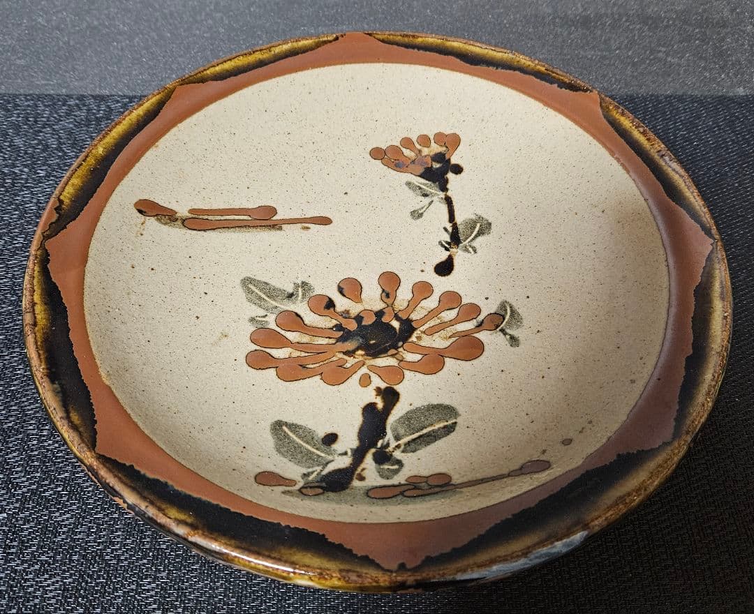 益子焼　名工　佐久間藤太郎　作　鉄砂　菊絵　飾り皿　共箱【師　人間国宝　濱田庄司