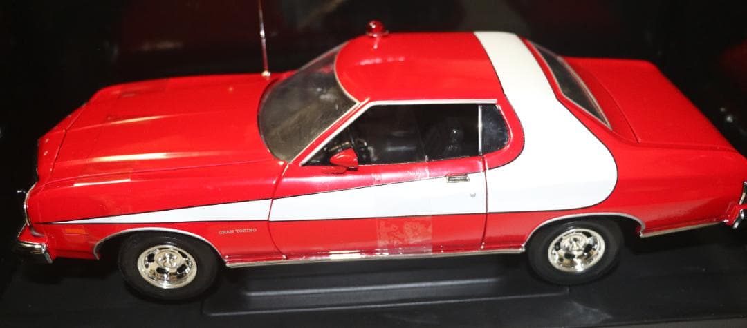 アメリカンマッスル社製フォード　グラントリノ　スタハチ劇中車　赤い稲妻　１／１８