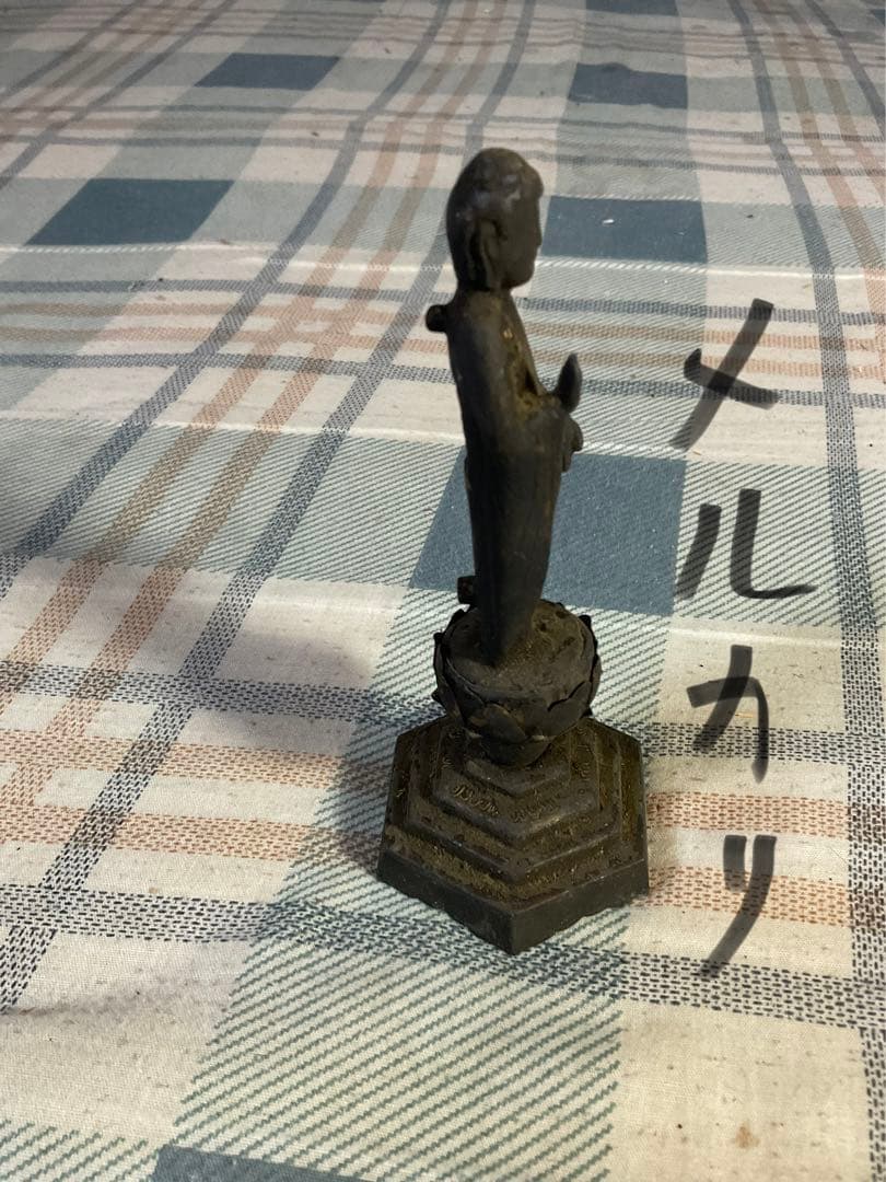 鉄製の仏像さん。【阿弥陀如来立像。汚れと錆ありました。年代物と思われます】。