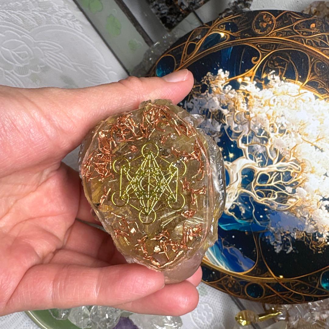 オルゴナイト 水晶玉を抱えた龍 ゴールドルチルクォーツ