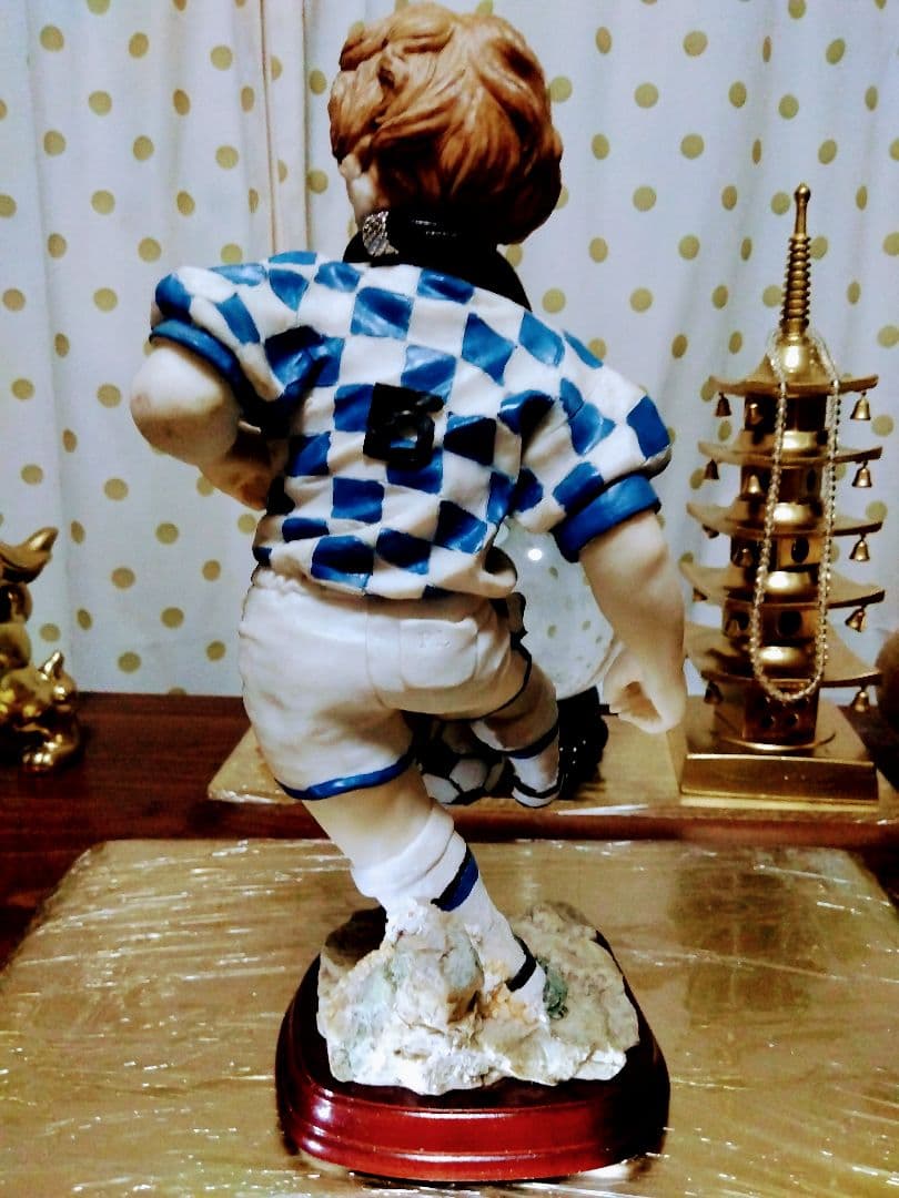 特大.サッカー少年の置物.高さ３２センチ位.オマケ付きます