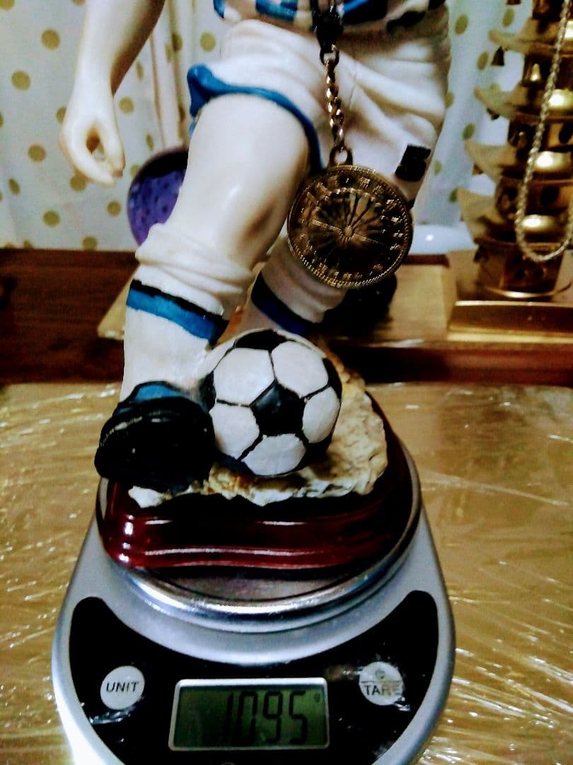 特大.サッカー少年の置物.高さ３２センチ位.オマケ付きます