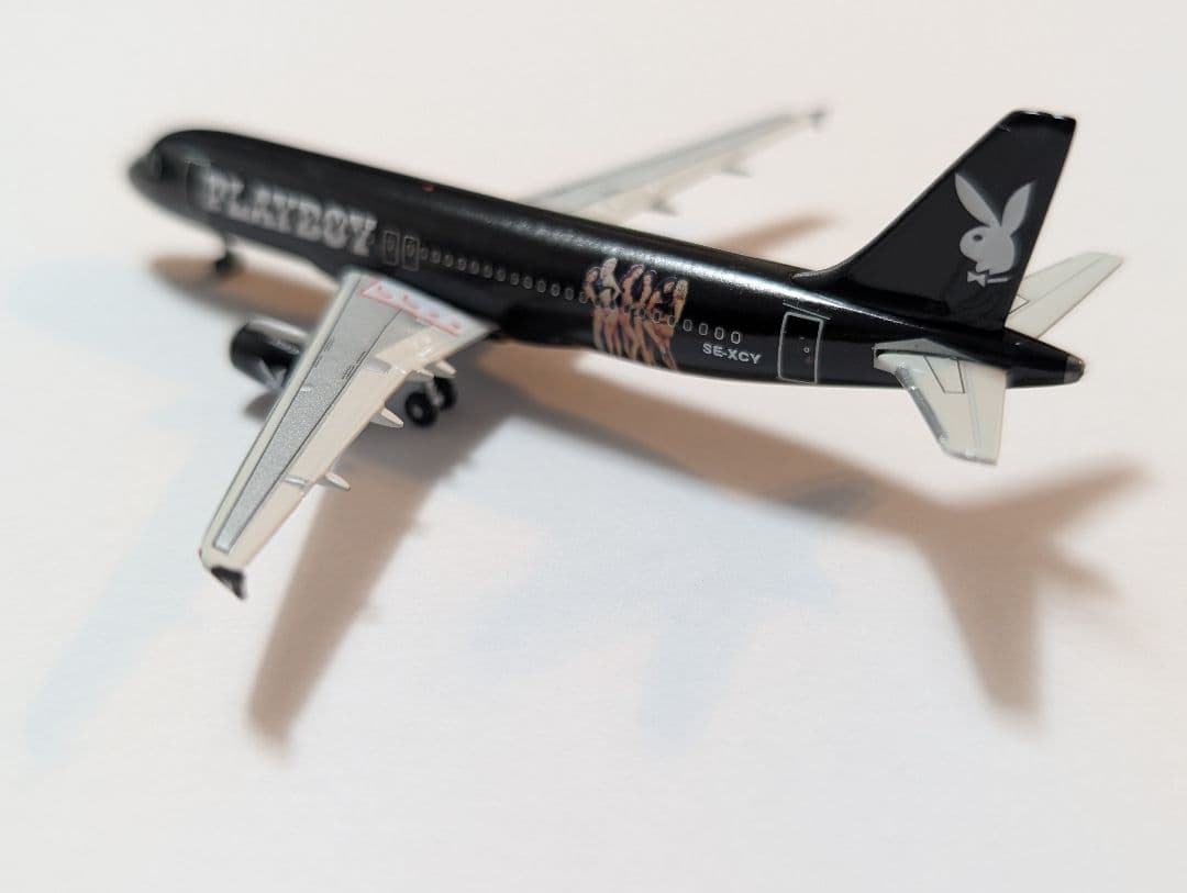航空機・ヘリコプター AIRBUS A320-200 PLAYBOY SE-XCY 1:400