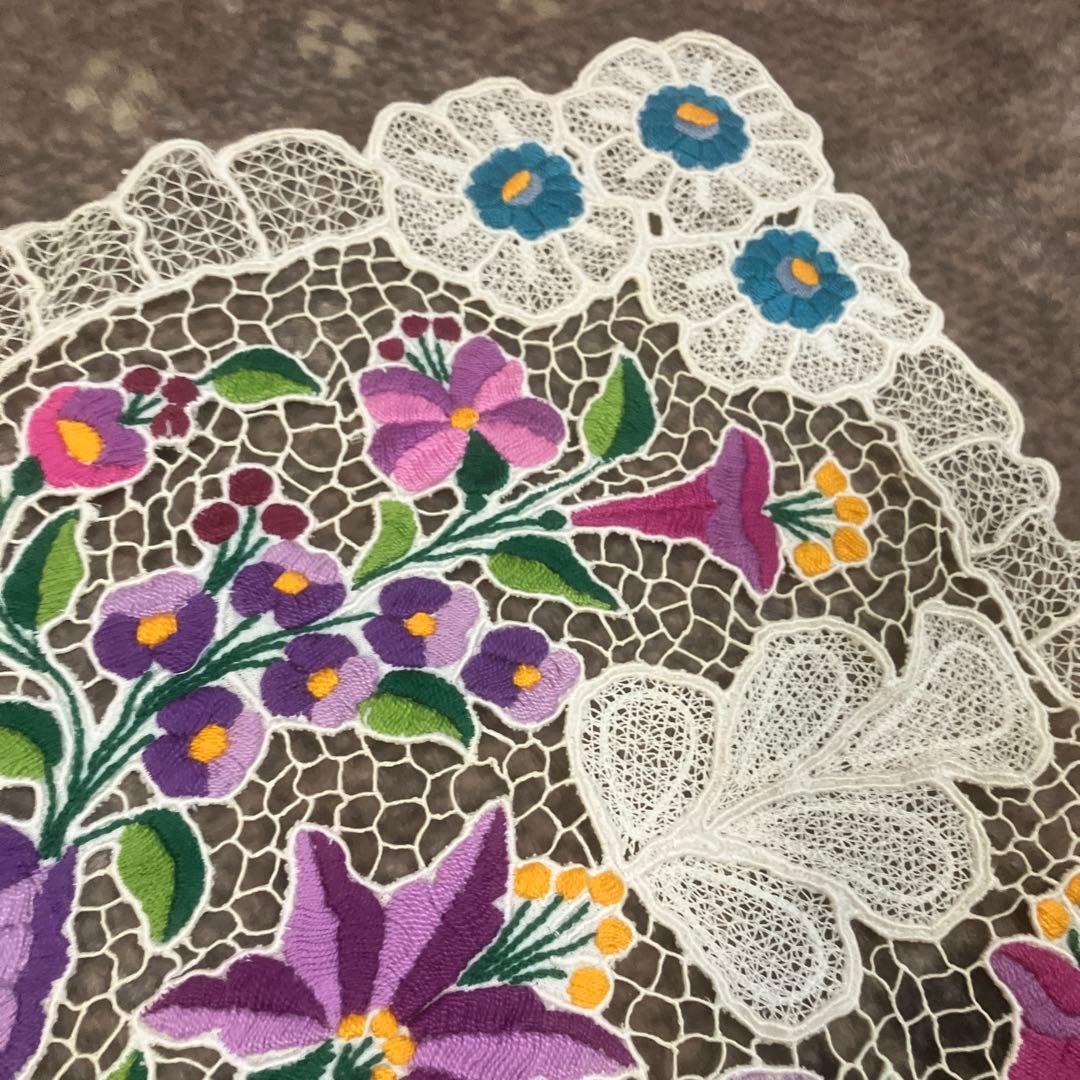 ハンガリーカロチャ刺繍が施されたテーブルランナー