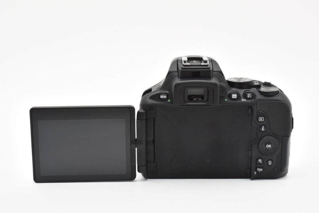 ■美品■ ニコン　Nikon D5600 ダブルズームキット 《S数 2166回