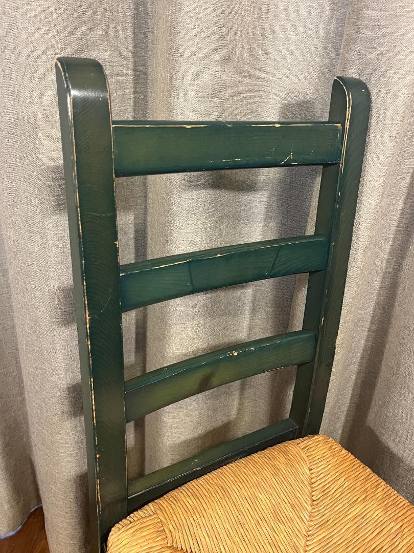 深緑色のラッシチェア　木製椅子　グリーン