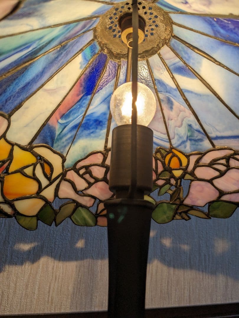 ステンドグラス　ステンドガラス　スタンドライト　ティファニーランプ　ローズ　薔薇