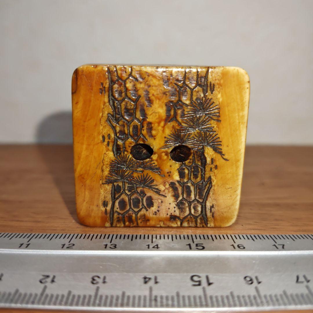 時代提物 七福神根付 天然素材【福禄寿】高さ約4.3cm 重さ約36ｇ 裏面 松