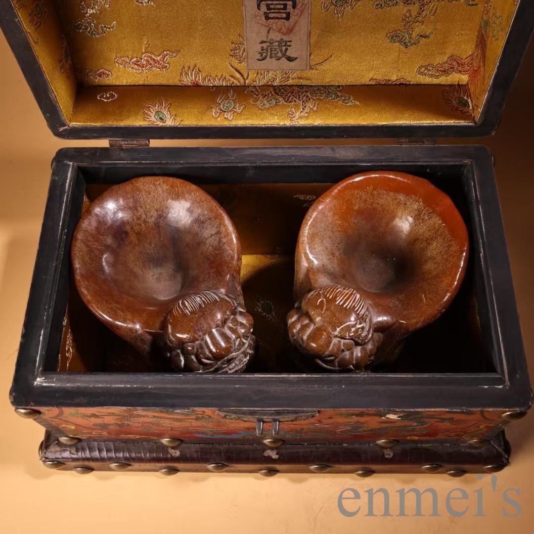 中国古美術 旧蔵『清代 牛角 獸酒杯 一対』酒具 高浮彫 老漆器箱付 文房置物