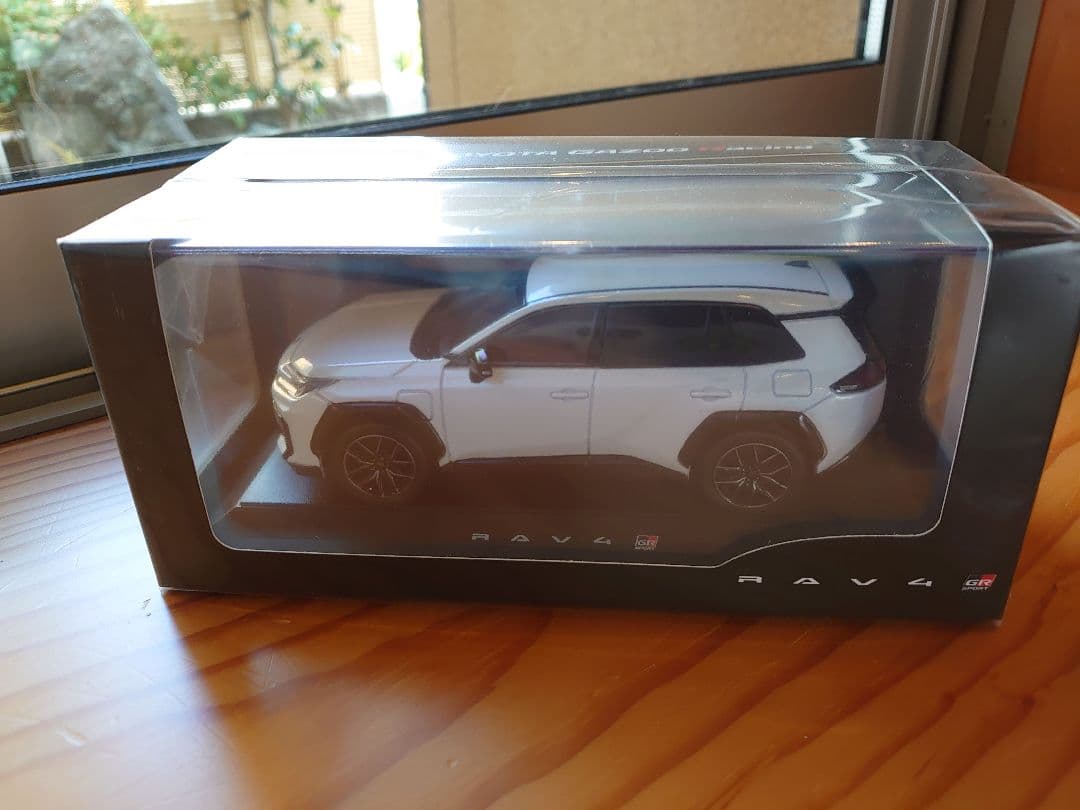 【2台】新型RAV4 GRスポーツ ブラックホワイト　ホワイト　カラーサンプル