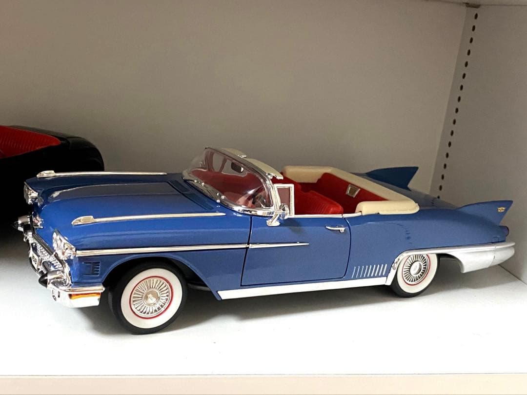 1/18 アメ車　ミニカー　キャデラック　エルドラド　ビアリッツ　1958