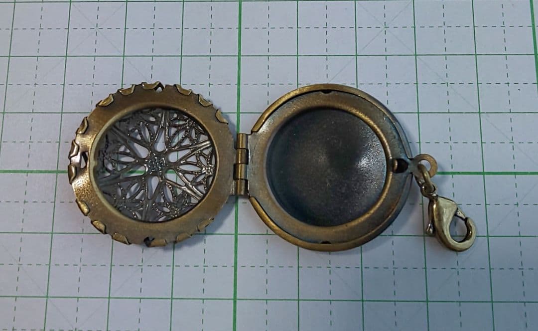HM　ファスナーチャーム　ジップアクセサリー　アンティークゴールド　ロケット