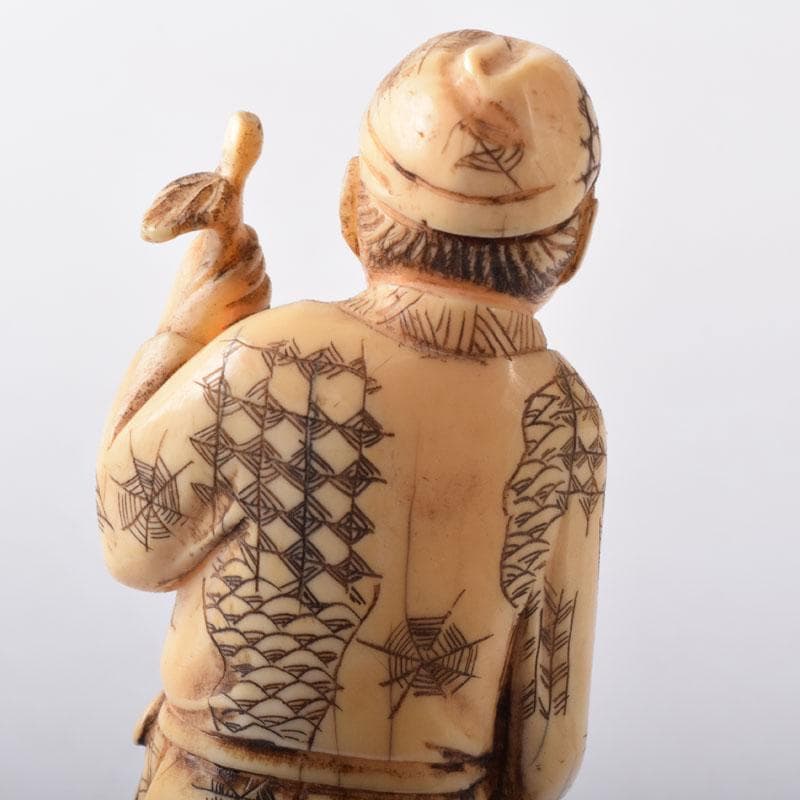獣骨彫刻　セイウチ牙　翁像　人物像　在銘　置物　時代箱　M　7448