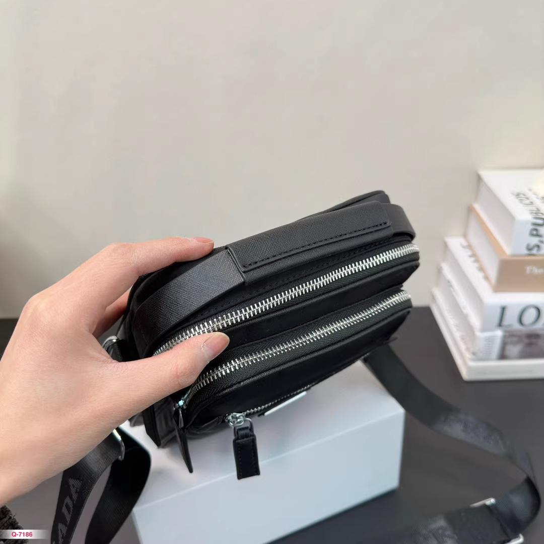 VIP非売品 PRADA ショルダーバッグ カメラバッグ @ 1