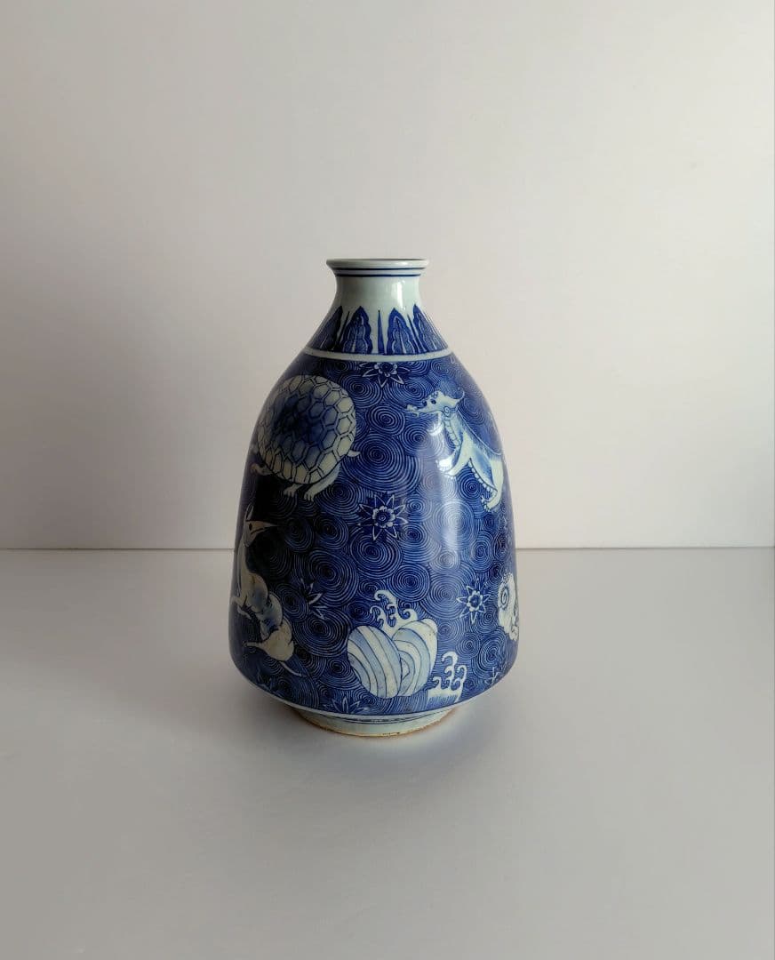 雅雨堂製　染付　壺『神獣・珍獣』高さ約30cm　渦巻文様　花入　花瓶
