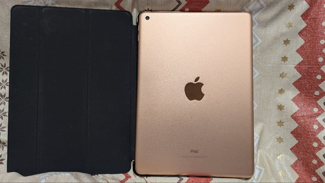 Apple iPad 第６世代ゴールド 本体 黒カバー付き