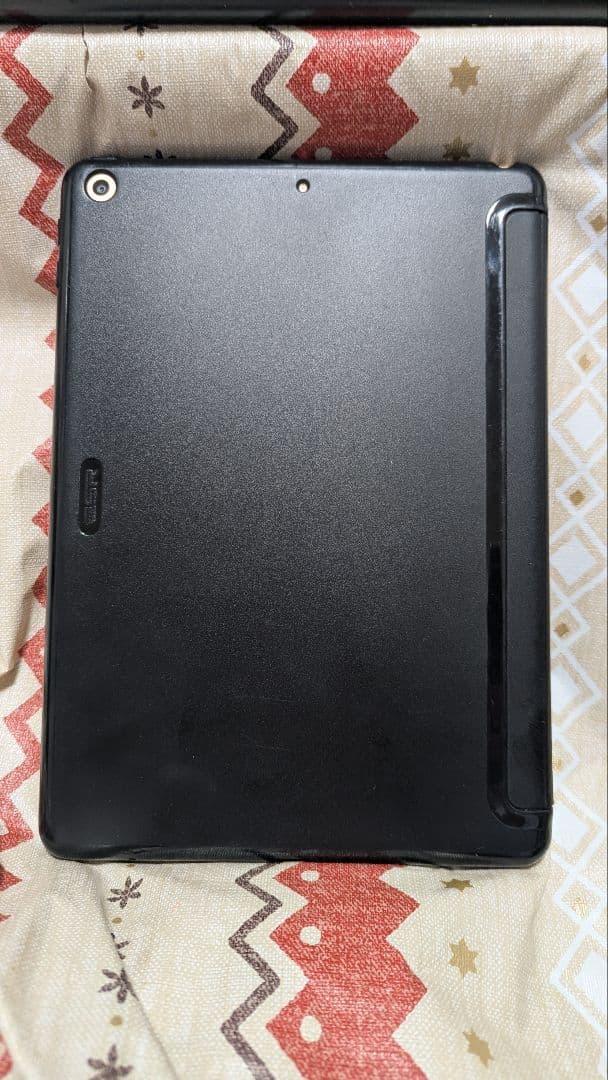 Apple iPad 第６世代ゴールド 本体 黒カバー付き