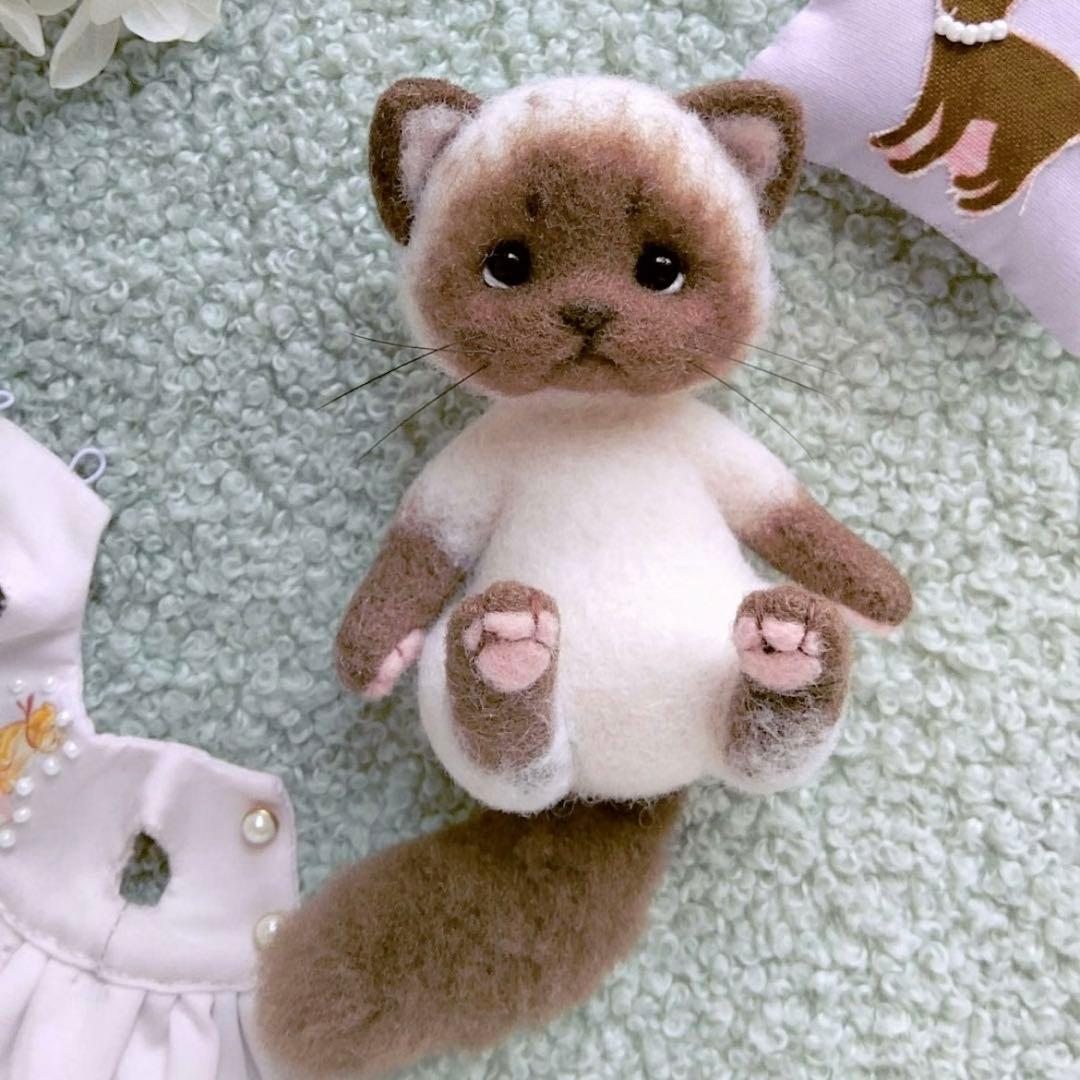 愛嬌があるシャム猫ちゃん ぬいぐるみ ハンドメイド 羊毛フェルト 海外作家様 猫