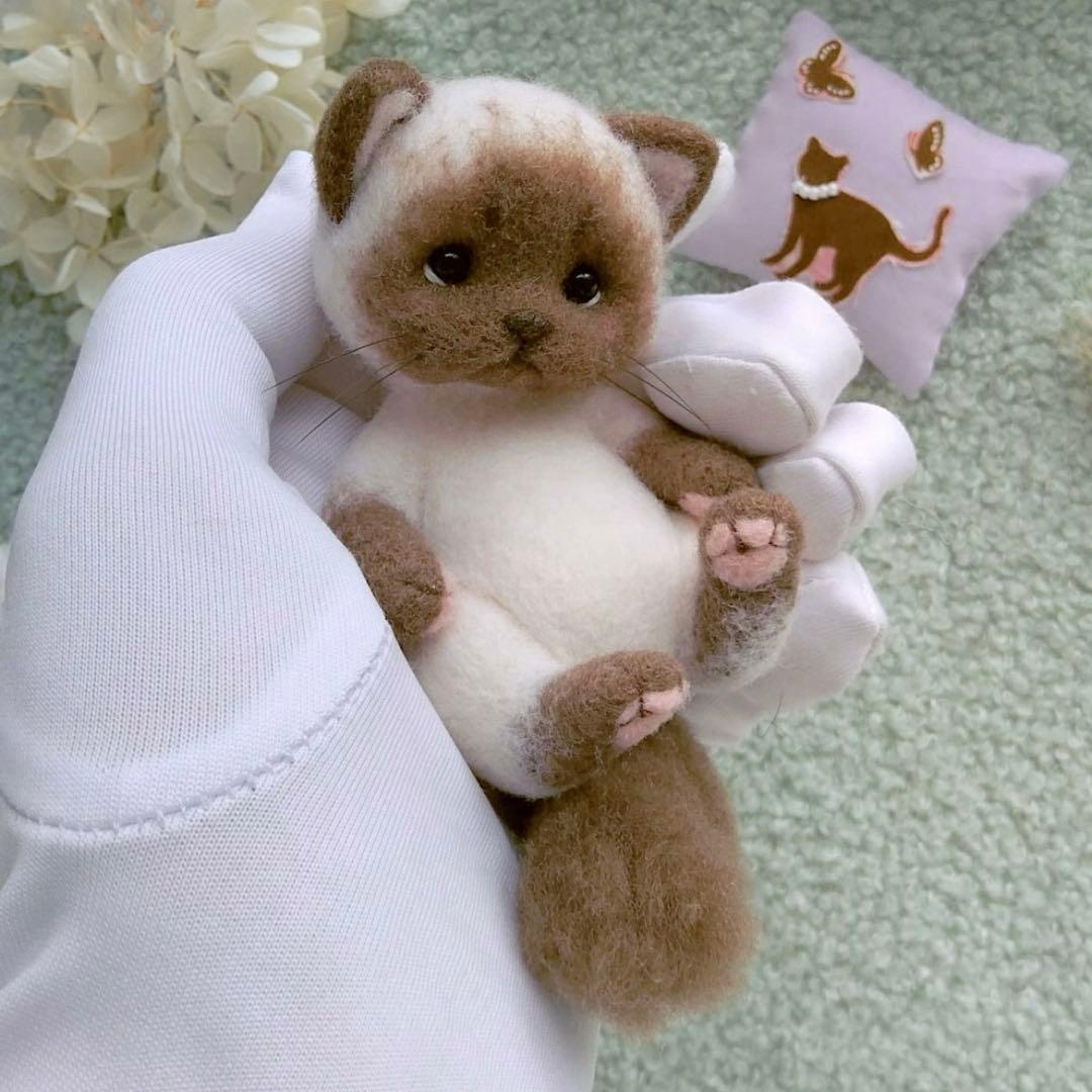 愛嬌があるシャム猫ちゃん ぬいぐるみ ハンドメイド 羊毛フェルト 海外作家様 猫