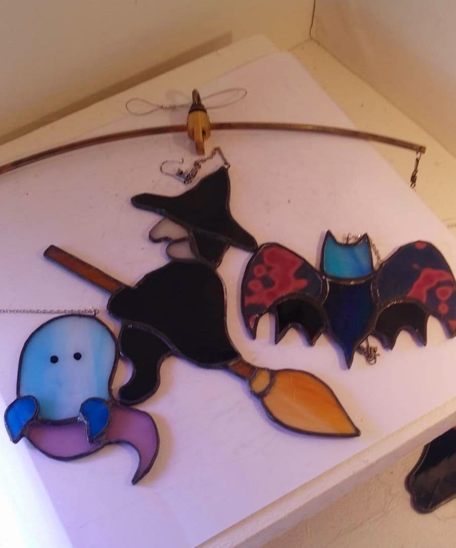 ハロウィンに　ステンドグラス　モビール(黒猫、魔女、おばけ)