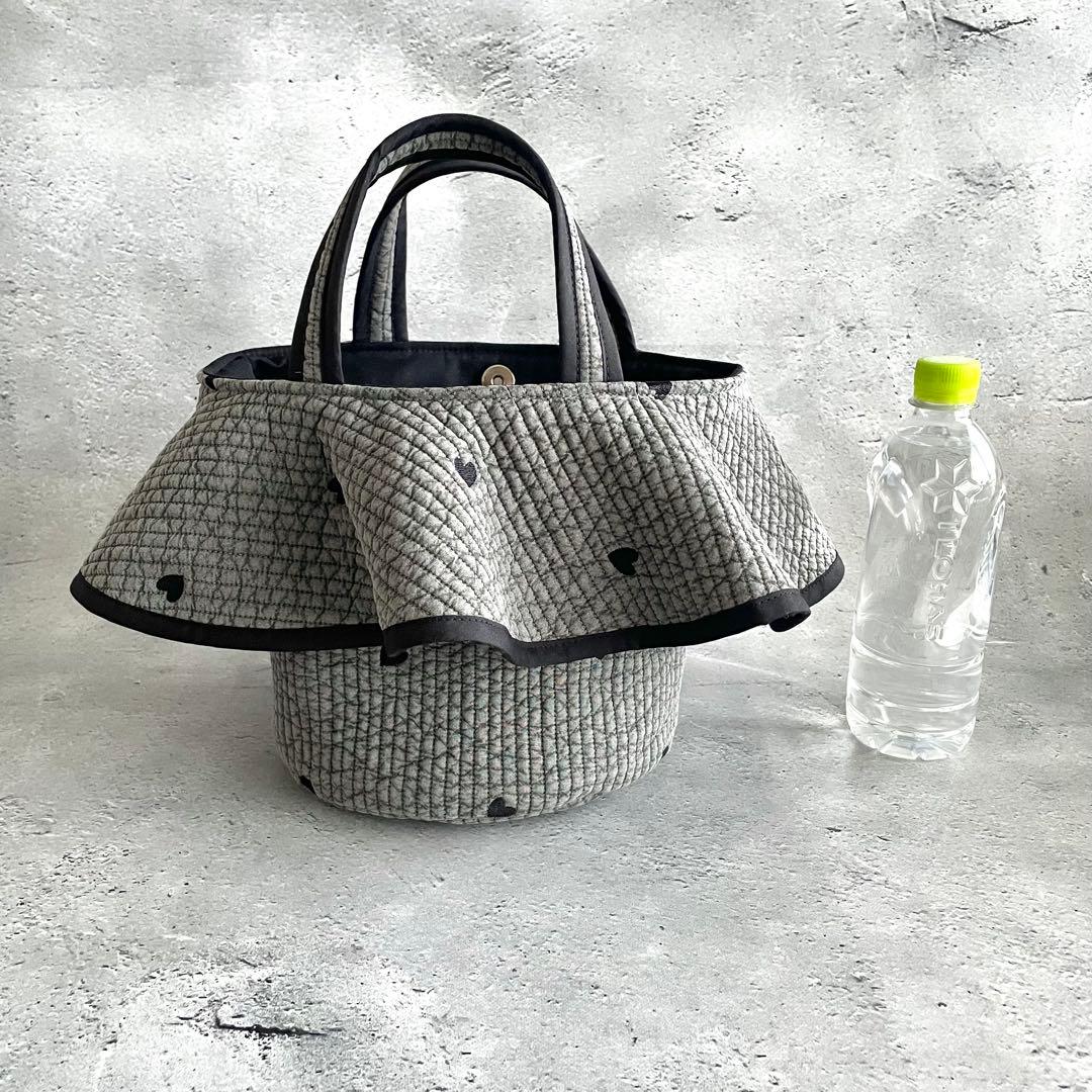 フレアフリル付き丸底トートバッグ　ヌビバッグ　グレー×ハート刺繍　ハンドメイド