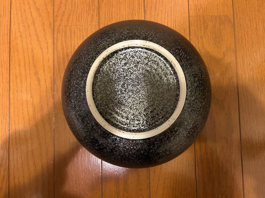 黒と白の花模様の花器