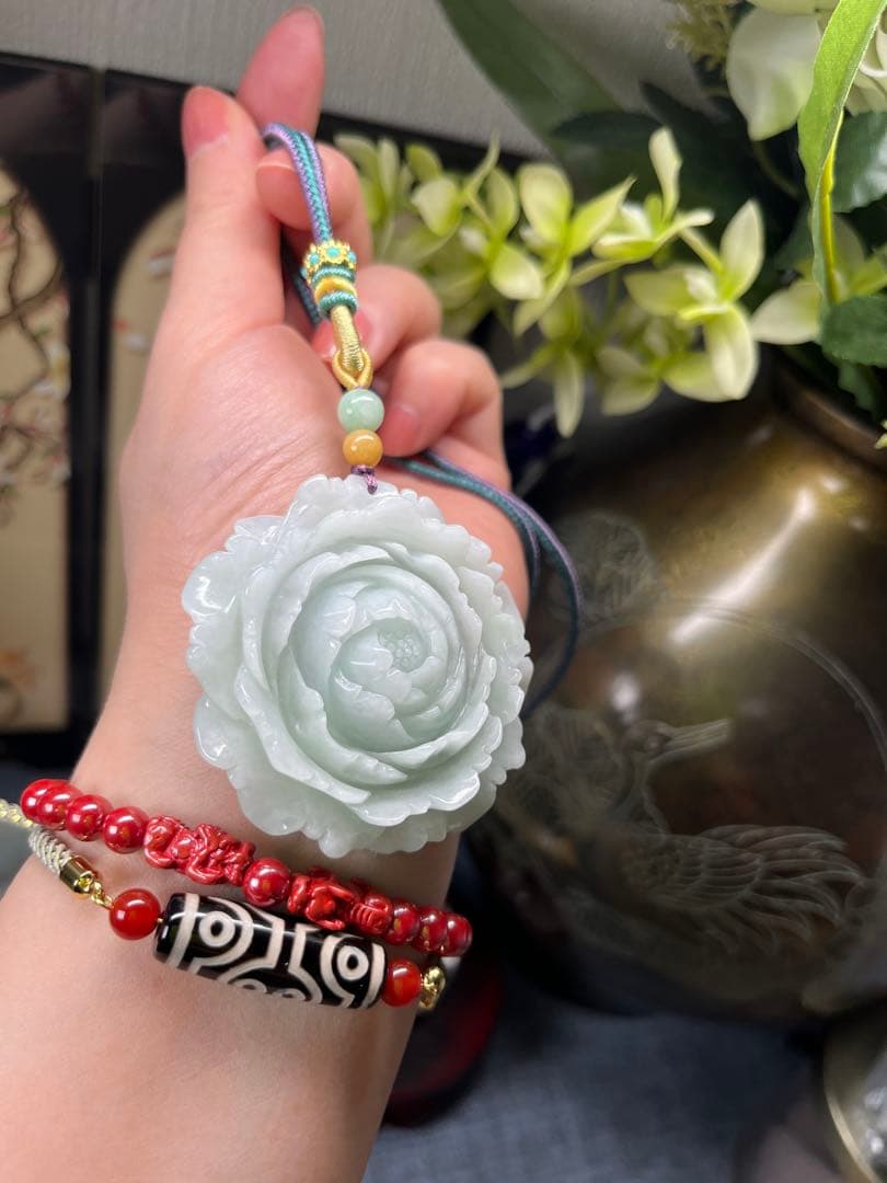 贅沢❣️ミャンマー産A貨　翡翠　精巧な薄緑色翡翠【花咲冨貴】牡丹の花　鑑定書付き