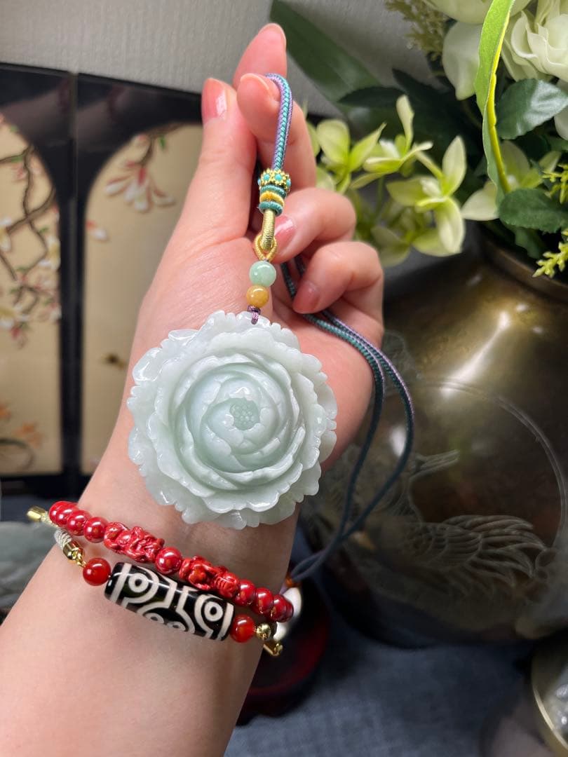 贅沢❣️ミャンマー産A貨　翡翠　精巧な薄緑色翡翠【花咲冨貴】牡丹の花　鑑定書付き