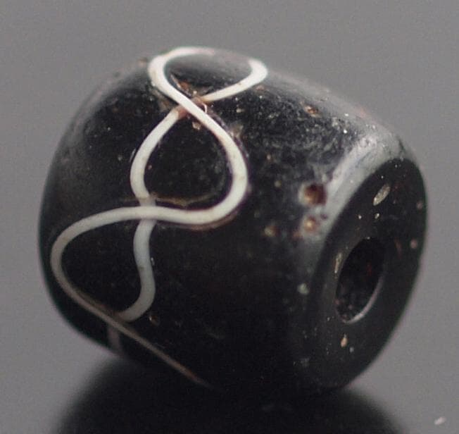 黒の樽型に白い細線2本を8の字型に交差　10C-13C制作の清楚な繊細波紋ビーズ