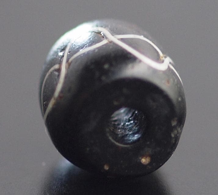 黒の樽型に白い細線2本を8の字型に交差　10C-13C制作の清楚な繊細波紋ビーズ