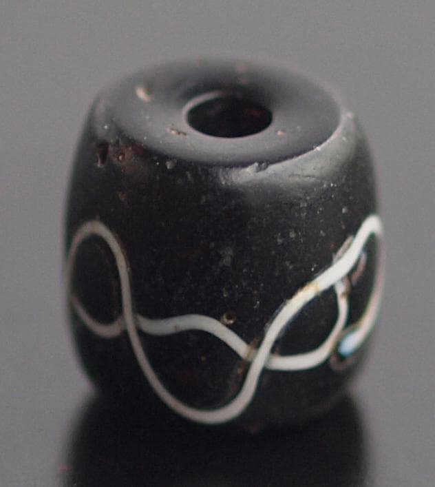 黒の樽型に白い細線2本を8の字型に交差　10C-13C制作の清楚な繊細波紋ビーズ