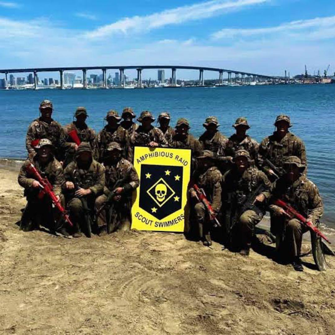 本物カルフォルニア米軍基地購入海兵隊水陸両用作戦部隊パーカー新品未使用ＸＬ