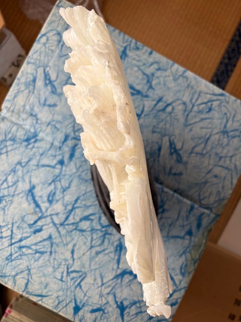 白色の花彫刻 黒色スタンド付き