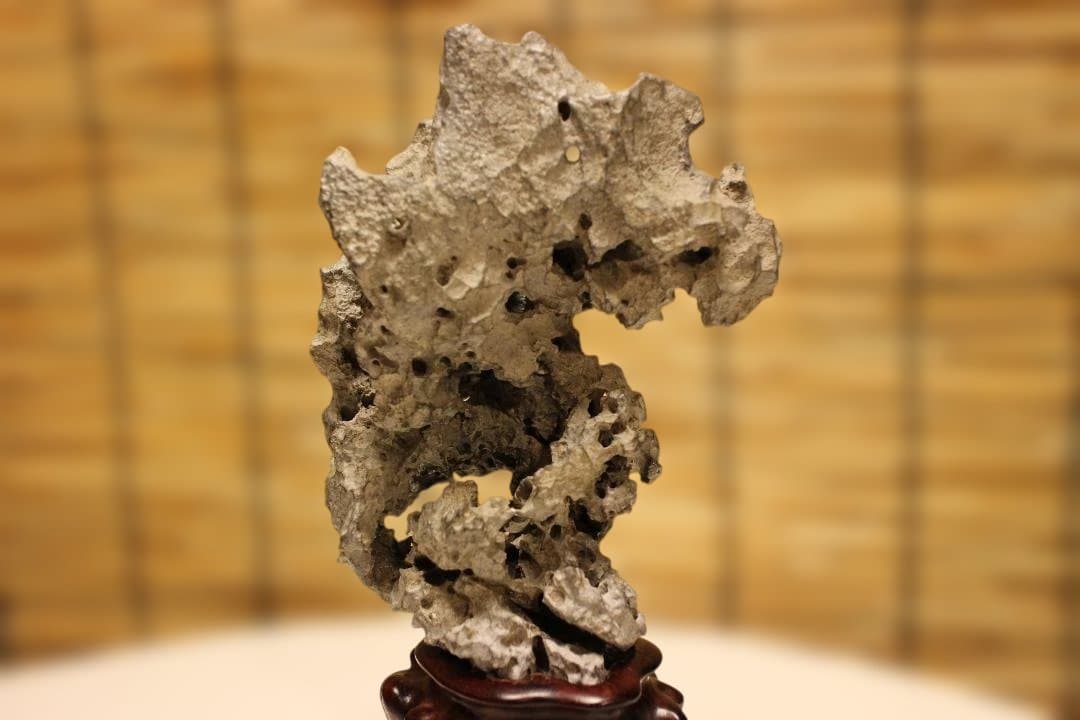 グレーの石彫刻 木製台座付き 太湖石　中国