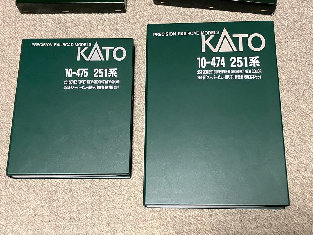 KATO 10-474/10-475 251系スーパービュー踊り子新塗色