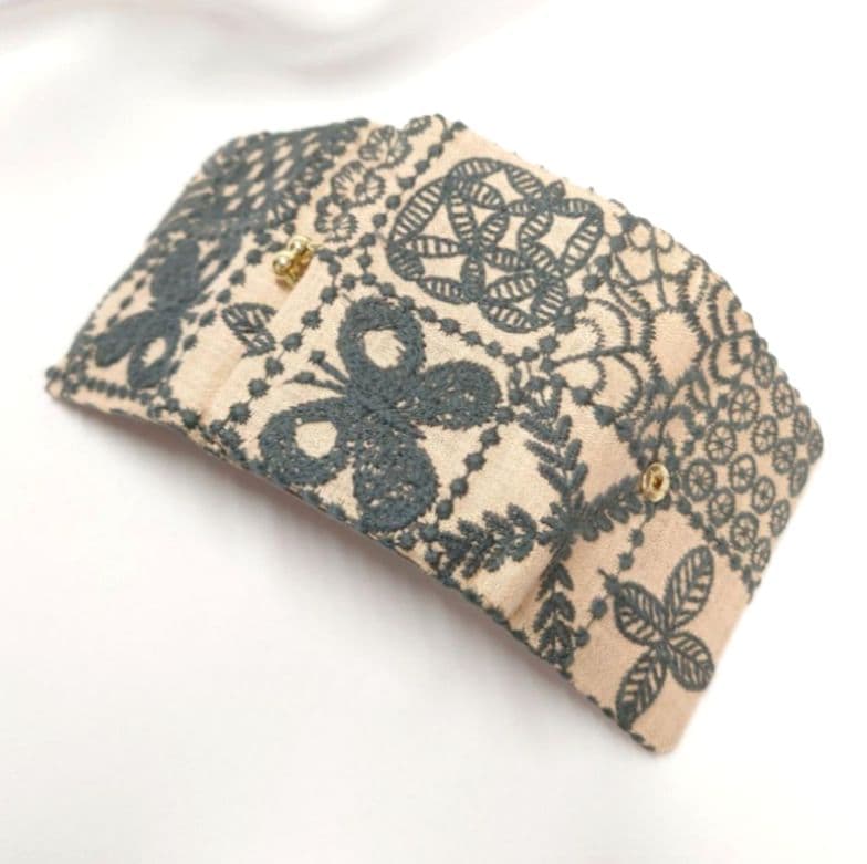 【現品販売】forest tile ベージュ がま口三つ折り財布 ミナペルホネン