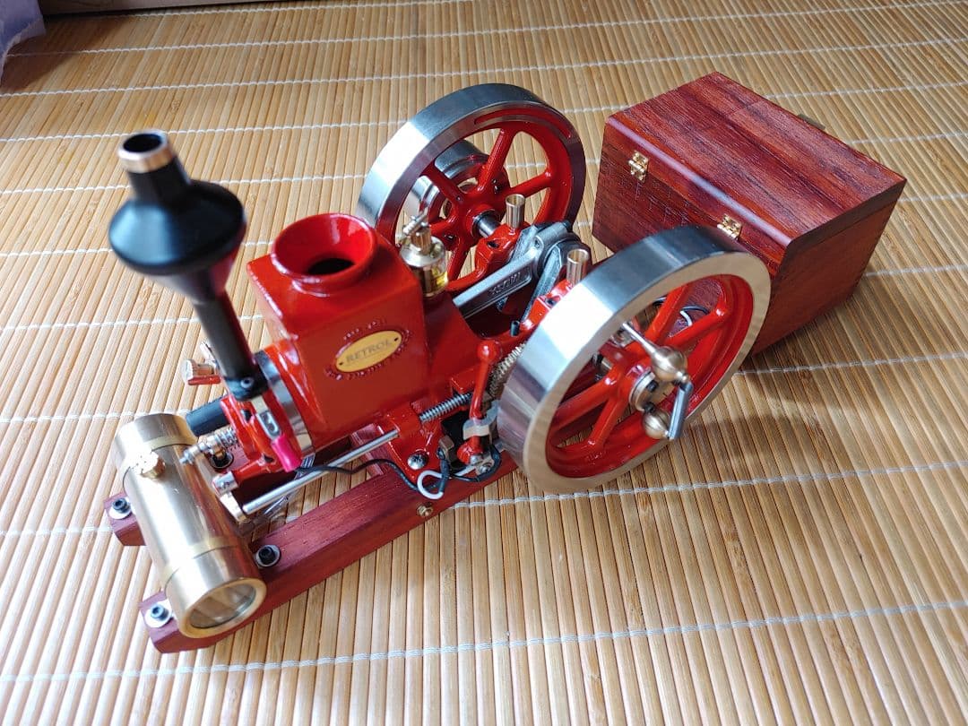 ガソリン作動のクラッシック発動機